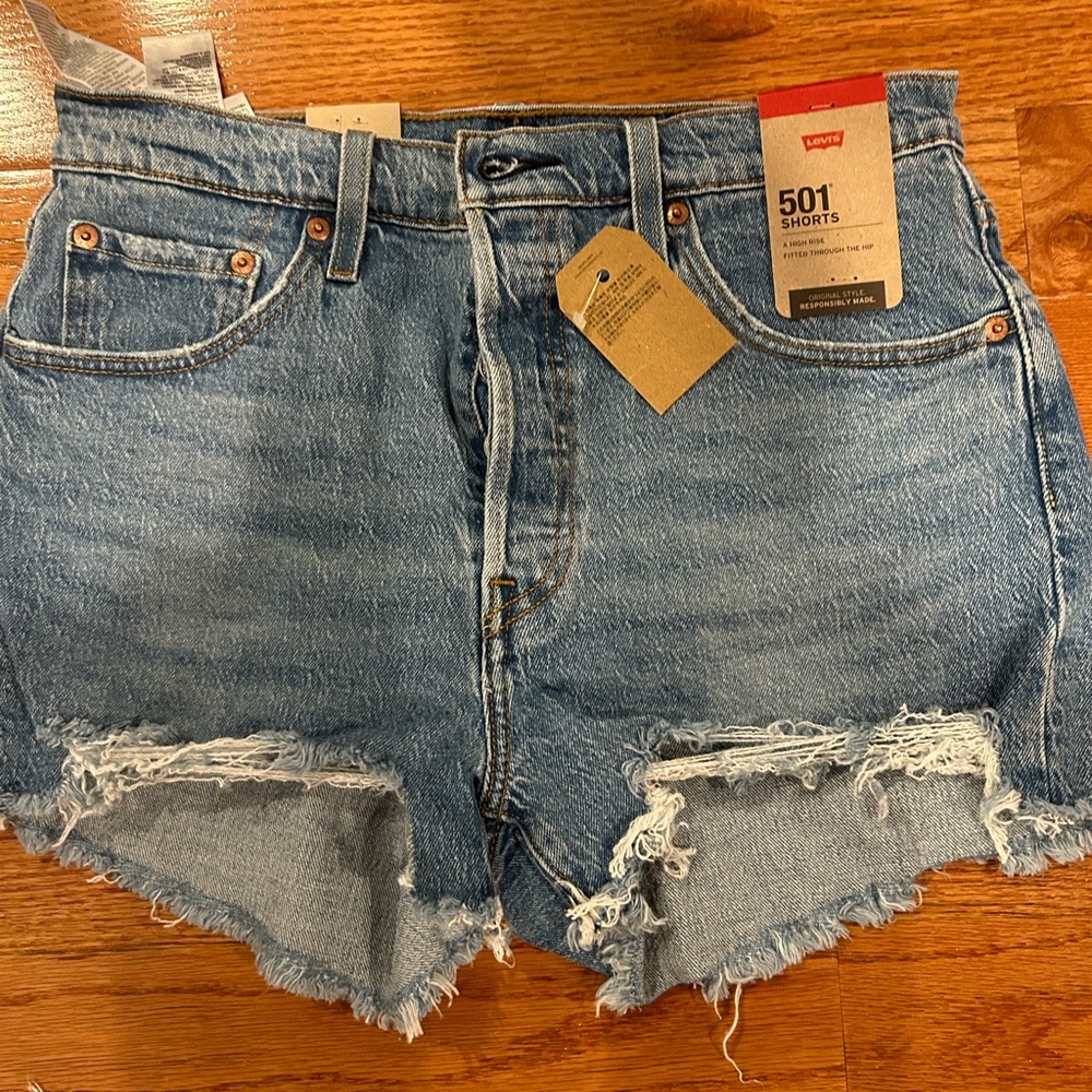 Levi jean shorts 501 size 29 never worn